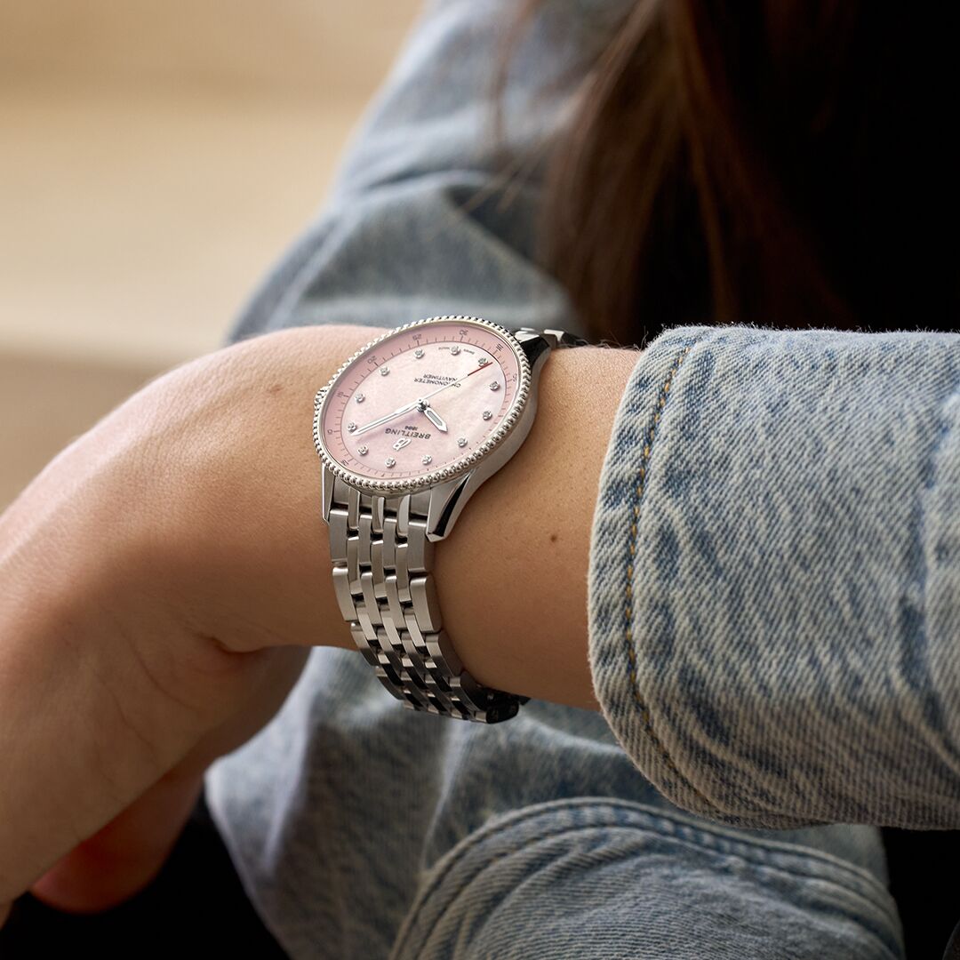 1x1_A77320D91K1A1_Navitimer_32_PinkSteel_Wrist Shot_Ecom